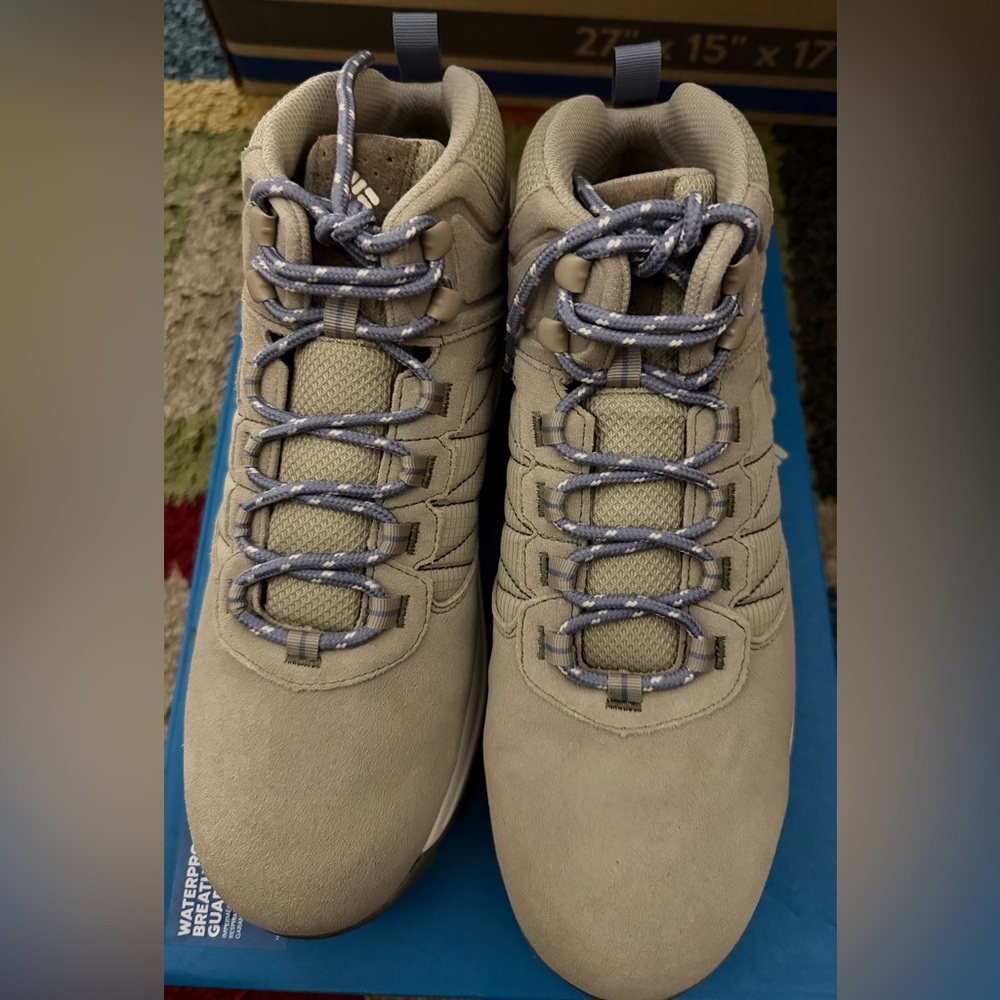 Columbia women’s 12 transverse suede- new in box